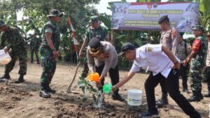 Polres Sukoharjo dan Kodim Gelar Kegiatan Karya Bhakti Penanaman Pohon