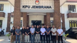 Tatap Muka dengan Ketua KPU, Kasat Intelkam Polres Jembrana Jalin Komunikasi