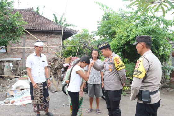 Tatap Muka Di Desa Dangin Tukadaya, Kapolres Jembrana Beri Bantuan