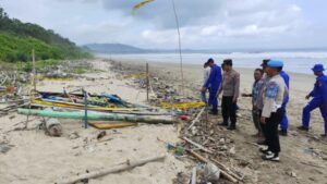 Tim Gabungan Lakukan Pencarian Korban Nelayan yang Hilang di Pantai Trianggulasri