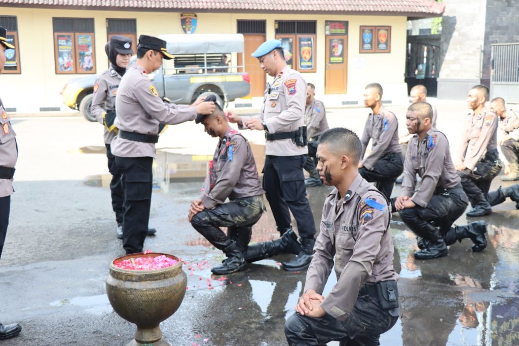 Tradisi Pembaretan 19 Bintara Remaja Polres Rembang Resmi Ditutup