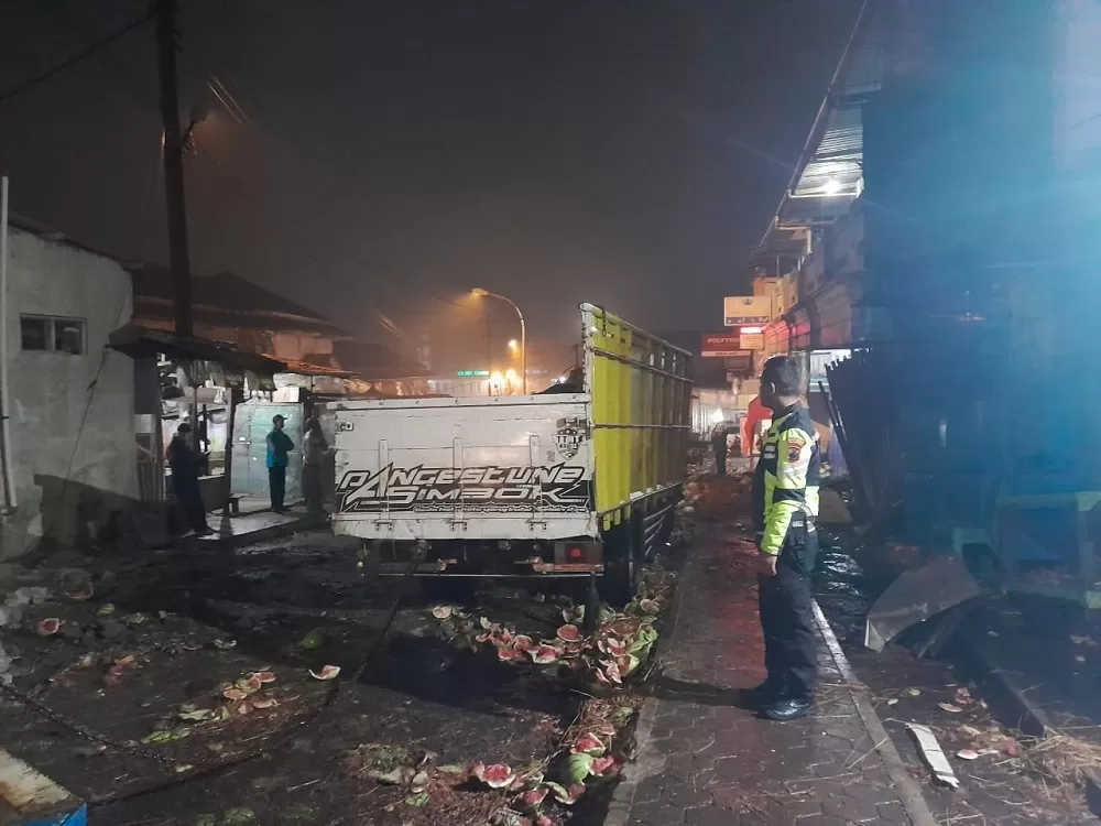 Truk Muat Semangka Terguling Di Jalan Turunan Parakan Kertek Wonosobo Usai