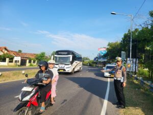 Pantau Arus Lalu Lintas, Kasatlantas Polres Rembang Turun Langsung ke Jalan