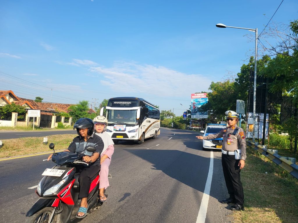 Turun Langsung, Kasatlantas Polres Rembang Monitoring Arus Lalu Lintas