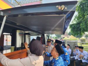 Unik, Mobil Penyuluhan Sat Binmas Polres Banjarnegara Disulap Jadi Tempat Ngopi Saat Peringatan Hardiknas