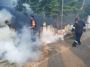 Cegah Penyebaran DBD, Satgas TMMD Ke-120 Kodim 0726/Sukoharjo Laksanakan Fogging