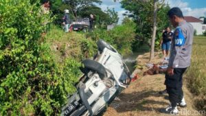 Usai Tabrakan dengan Mobil Boks, Rush Nyemplung Selokan 3 Meter di Klaten