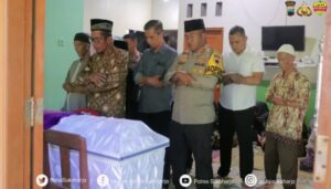 VIDEO: Kapolres Sukoharjo Takziah ke Rumah Warganya yang Meninggal