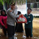 Warga Terdampak Banjir Terima Bantuan Kapolres Lamandau