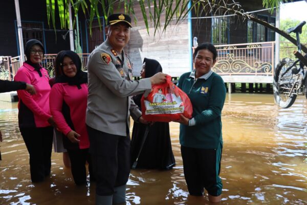 Warga Terdampak Banjir Terima Bantuan Kapolres Lamandau