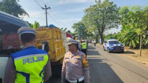 Respon Aduan Warga, Polisi Pati ‘Hadang’ Puluhan Dump Truk