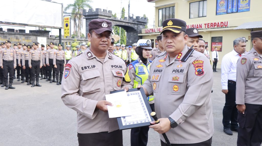 11 Anggota Polres Rembang Terima Penghargaan Kapolres