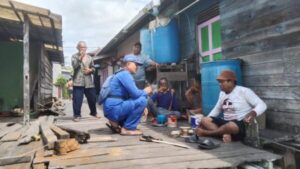 Patroli Dialogis, Personel Kapal Polisi XVIII-1004 Ditpolairud Polda Kalteng Sambangi Warga Desa Ketapang Hilir Beri Pesan Kamtibmas