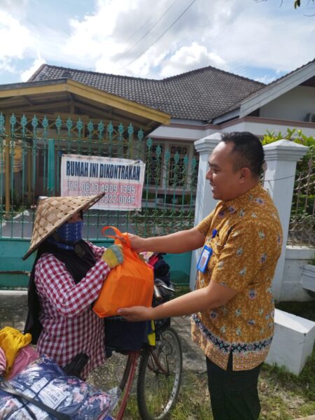 Gelar Jumat Berkah, Ditlantas Polda Kalteng Bagikan Paket Sembako Kepada