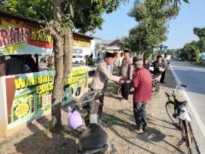 Kegiatan Rutin Hari Jum’at, Polsek Pancur Bagikan Nasi Kotak ke Pengguna Jalan