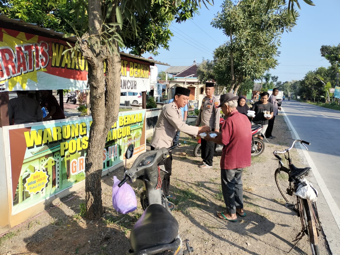 Kegiatan Rutin Hari Jum’at, Polsek Pancur Bagikan Nasi Kotak Ke