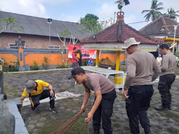 Polsek Genteng Polresta Banyuwangi Adakan Bakti Religi Di Pura Sandya