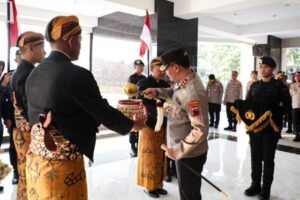 Acara Tradisi Penyerahan Air Suci Rangkaian HUT Bhayangkara ke 78 di Polda Jateng