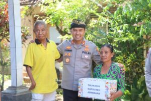 Kapolres Jembrana Gelar “Minggu Kasih” Berikan Bantuan Sembako di Desa Pekutatan