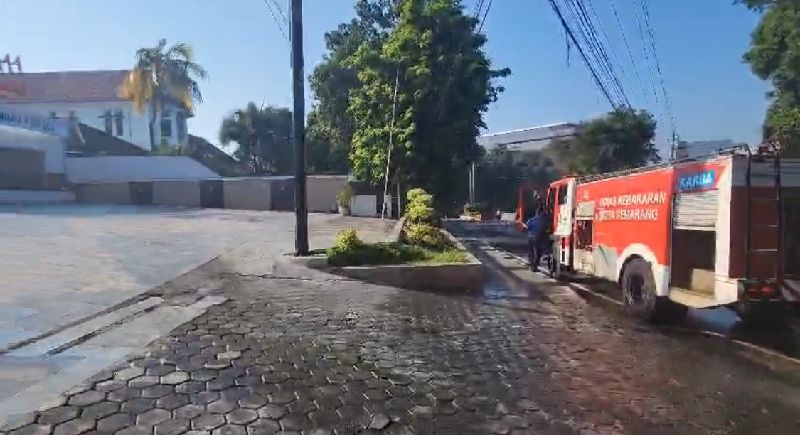 Akibat Limbah Rumah Makan Padang, Pemotor Terpeleset Di Jalan S.