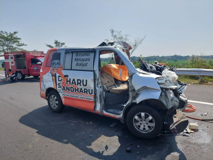 Ambulans Berlogo Pks Tabrak Truk Di Jalan Tol Pekalongan, 1