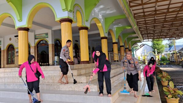 Anggota Polsek Kabat Banyuwangi Gelar Bakti Religi Di Masjid Jelang