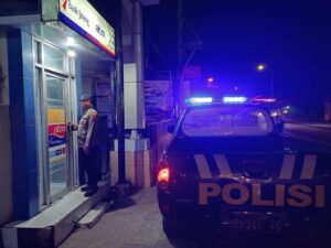 Antisipasi Kejahatan Saat Jam-jam Rawan, Patroli Blue Light Polsek Kragan Sambangi Bank & ATM Dini Hari