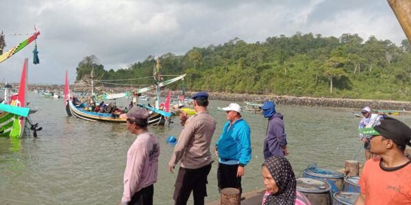 Awasi Giat Masyarakat Pesisir, Satpolairud Resta Banyuwangi Antisipasi Kejahatan