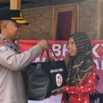 Bagikan Paket Sembako, Polisi Di Banyuwangi Blusukan