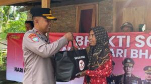 Polisi di Banyuwangi Blusukan Bagikan Paket Sembako