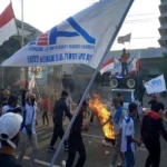 Bakar Ban Di Depan Kantor Gubernur Jateng, Buruh Demo Tolak