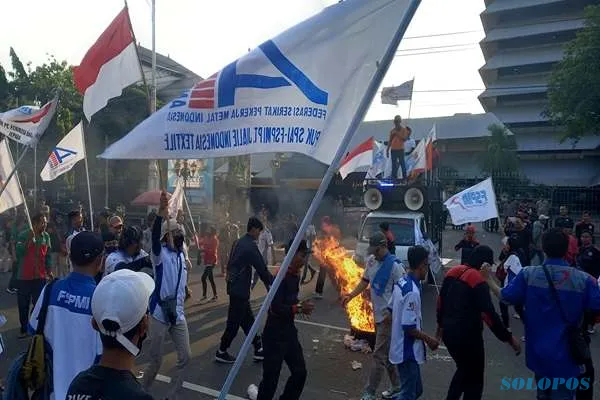 Bakar Ban Di Depan Kantor Gubernur Jateng, Buruh Demo Tolak