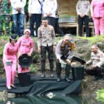 Baksos penyerahan bibit ikan oleh polresta banyuwangi dan bhayangkari dalam