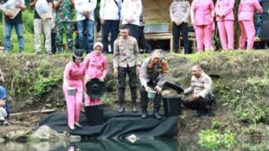 Kebersamaan Kapolresta Banyuwangi dan Istri dalam Menebar Ribuan Benih Ikan