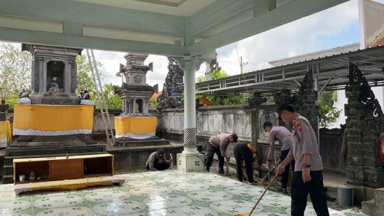 Bakti Religi Di Pura Purwa Widya Samsara, Polsek Purwoharjosambut Hari