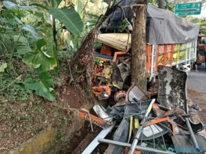 Sebuah Truk Angkut Kunyit Tabrak Pohon di JLS Salatiga, Begini Kronologi dari Sopir