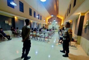 Beri Rasa Aman, Polres Banjarnegara Lakukan Pengamanan Gereja Saat Umat Kristiani Kebaktian