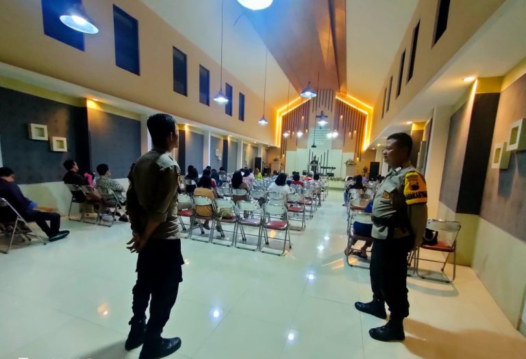 Beri Rasa Aman, Polres Banjarnegara Itensifkan Pengamanan Gereja Saat Umat Kristiani Kebaktian