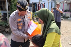 Beri Sembako pada Masyarakat Disabilitas, Kapolres Jembrana Gelar Minggu Kasih