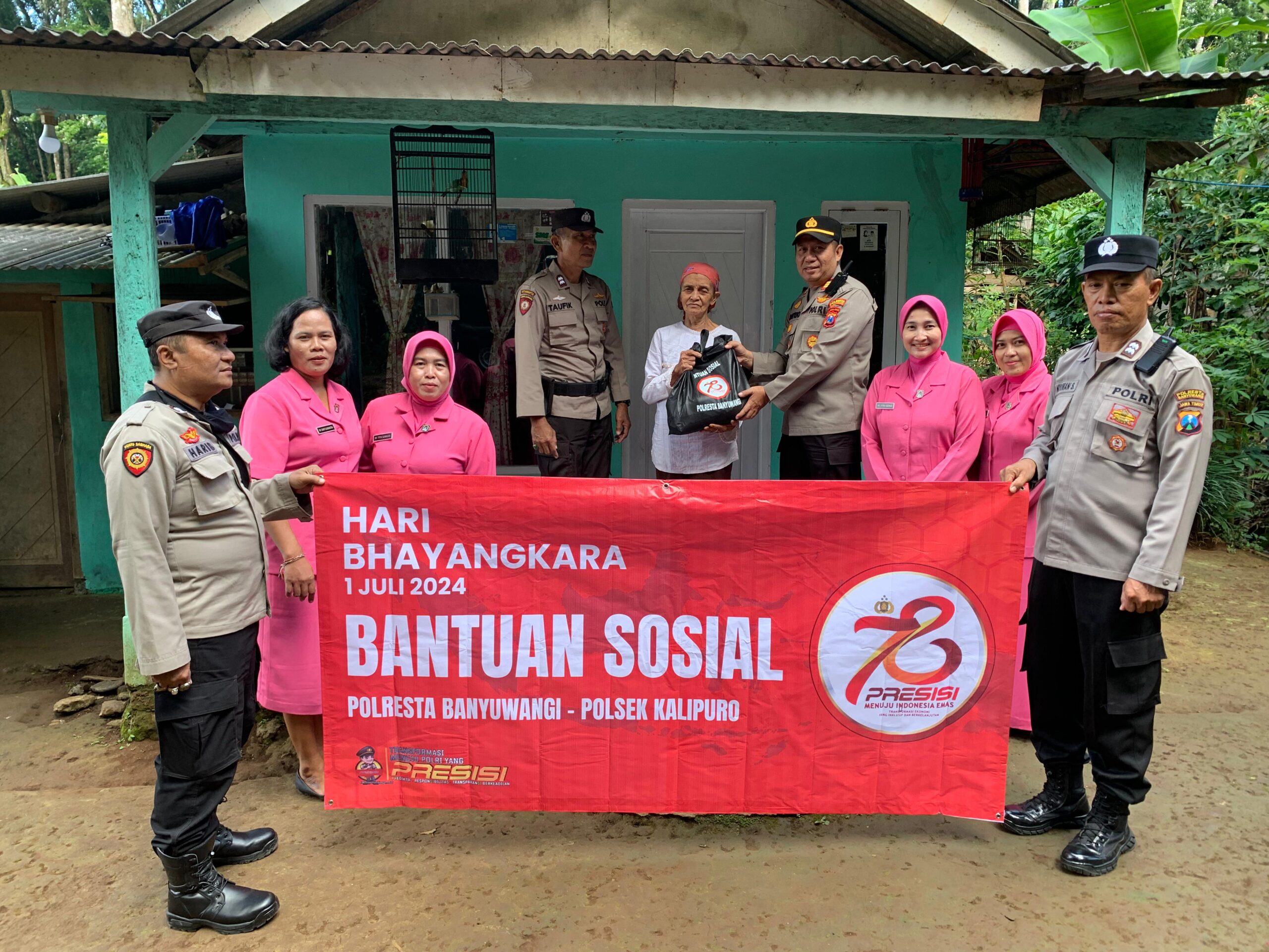 Berikan Bantuan Sosial Ke Warga, Polsek Kalipuro Banyuwangi Sambut Hari