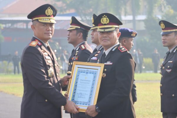 Berprestasi, kapolresta banyuwangi & satnarkoba raih pengharagaan