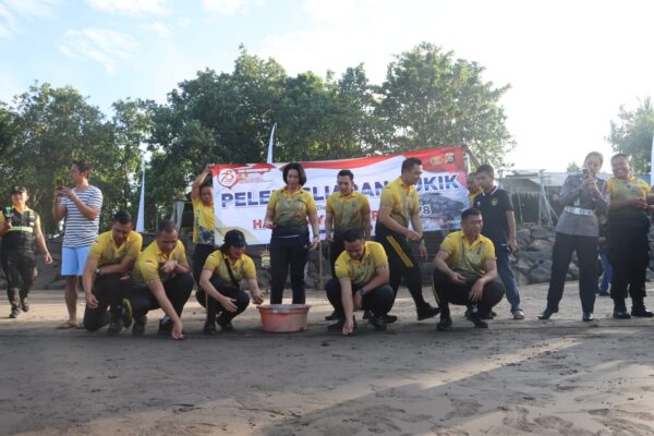 Bersihkan Pantai Perancak Dan Lepasliaran Tukik, Polres Jembrana Sambut Hari