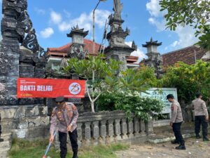 Bersihkan Pura Purwa Widya Samsara, Polsek Purwoharjo Sambut Hari Bhayangkara ke-78