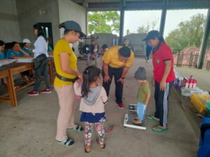 Bhabinkamtibmas Desa Manggissari Laksanakan Pemantauan Posyandu dan Ibu Hamil Serentak guna Cegah Stunting