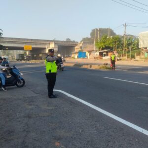 Bhabinkamtibmas Polsek Subah Polres Batang Terlibat Aktif dalam Pengaturan Lalu Lintas Pagi