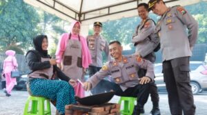 Bhayangkari Polresta Banyuwangi Bersama Radar Jawa Pos Gelar Sangrai Kopi Pelataran Menjelang Semarak Hari Bhayangkara Ke-78