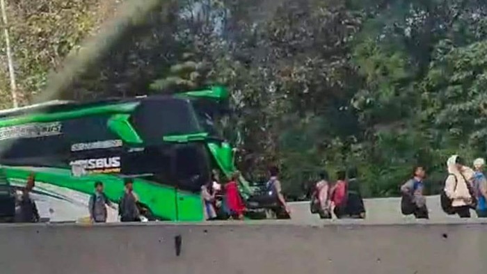 Bus Pariwisata Bawa Siswa Smk Dari Purworejo Kecelakaan Di Tol