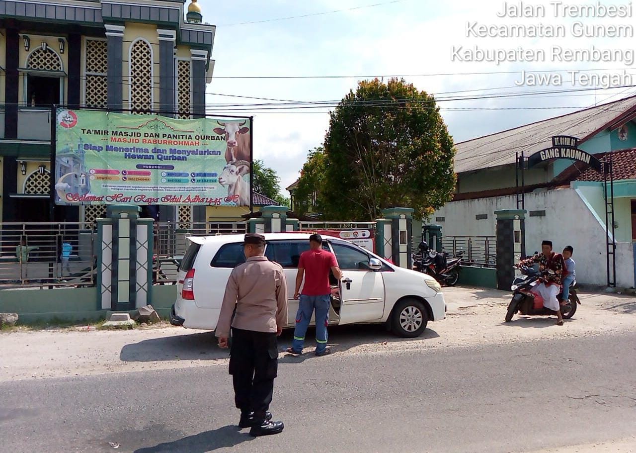 Ciptakan Kenyamanan Saat Beribadah : Polsek Gunem Laksanakan Pengamanan Sholat