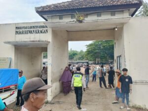 Ciptakan Rasa Aman dan Nyaman Kepada Penjual Pembeli, Polsek Kragan Rembang Patroli Pasar Hewan