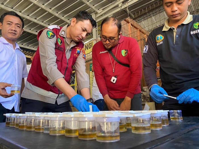 Di Hari Narkoba Internasional, Polisi Di Banyuwangi Dites Urine